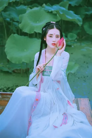 抱着荷花的古装美女图片
