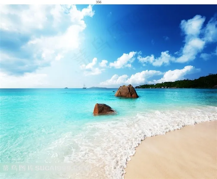 沙滩边的绿海蓝天