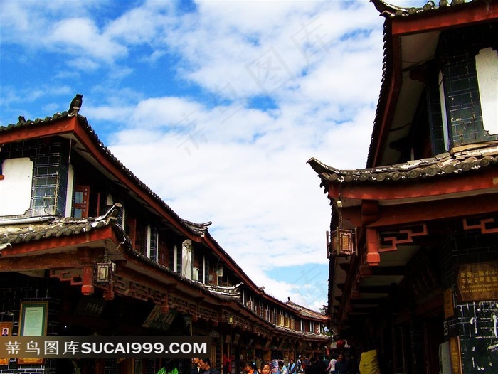 蓝天下的古镇一角