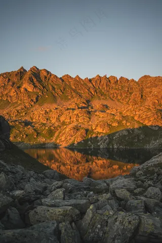 石头山湖泊山水风景图片