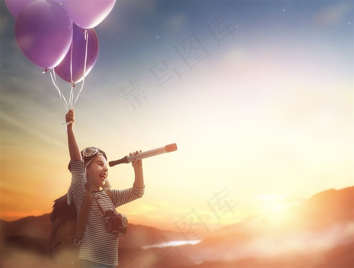 举着气球拿着望远镜的孩子高清图片