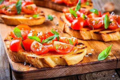 面包片上的小番茄高清摄影图片