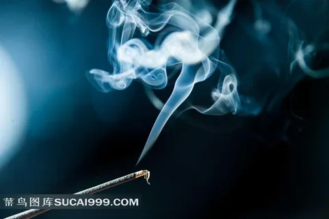 点燃带烟雾的香烟 点燃带烟雾的香烟