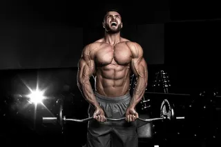 杠铃健身的肌肉男