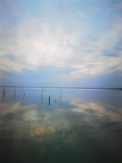 唯美傍晚蓝天白云水天一色