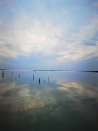 唯美傍晚蓝天白云水天一色