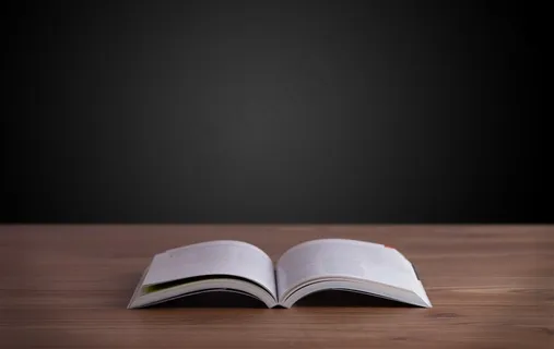书桌上翻开的书