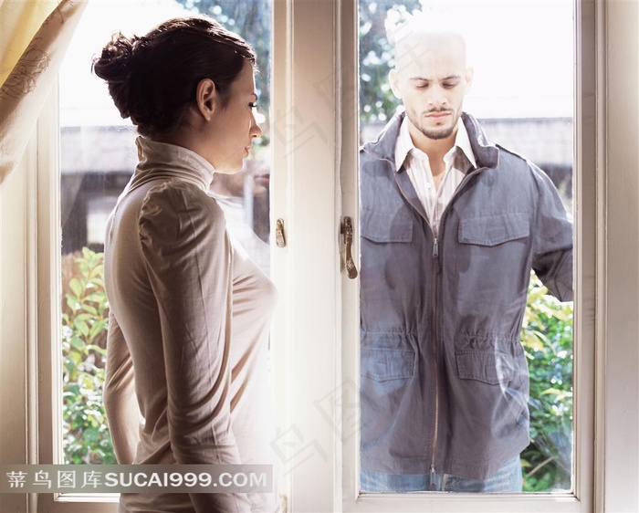 家庭家居生活 妻子帮丈夫开门