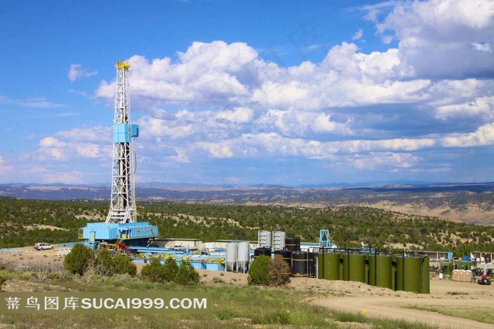 蓝天白云下的采油平台