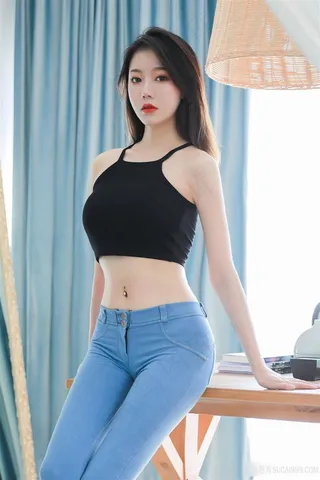 坐在椅子上的高清性感美女壁纸图片