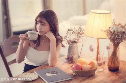 桌边喝咖啡休闲美女图片 桌边喝咖啡休闲美女图片