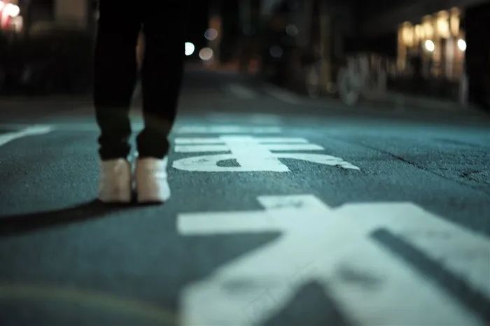 夜间马路上行走的高清图片