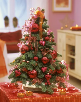 圣诞节新年装饰圣诞树红色圣诞球场景