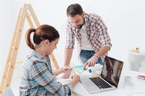 拿着色卡讨论的装修工人高清图片