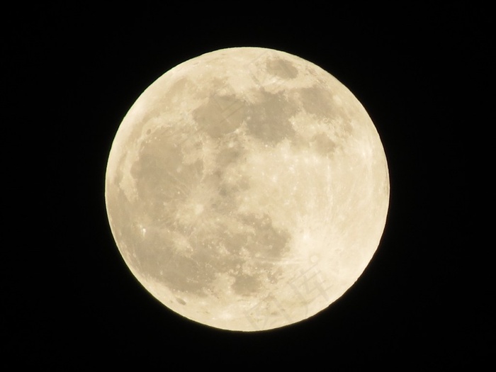 黑夜中的满月