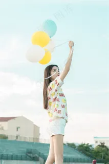 手拿气球的阳光少女
