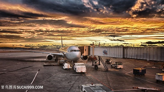 黄昏机场飞机美景壁纸