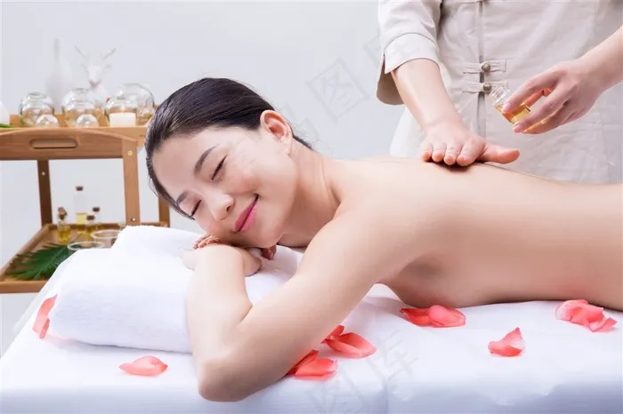 技师在给美女抹精油按摩