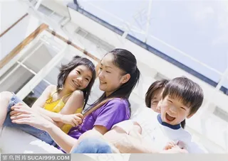 幸福的一家-幸福的一家人享受阳光