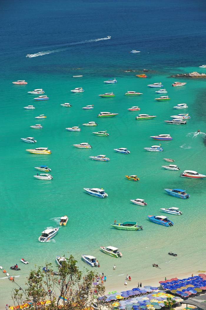 蓝色海边汽艇图片