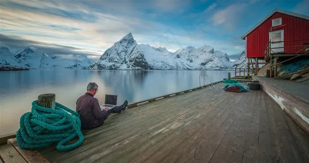坐在港口看电脑的老人高清摄影 坐在港口看电脑的老人高清摄影