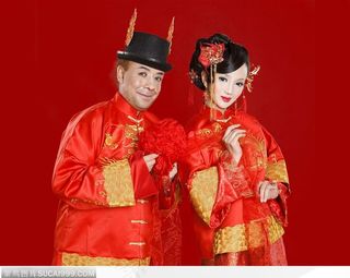 拿着绣球的夫妻