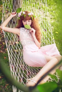 躺在吊篮里的可爱美女性感写真