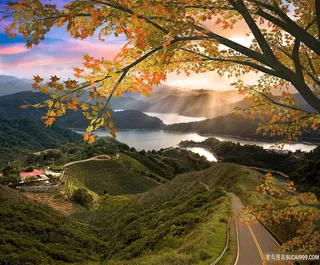 公路边的山水风景图片