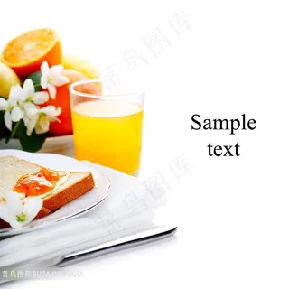 鲜榨橙汁与果酱面包