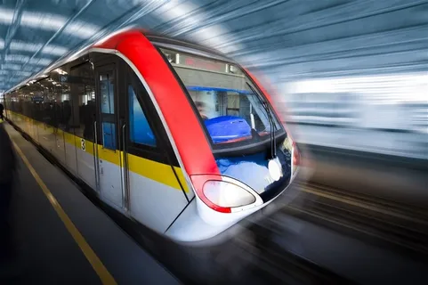 正在急速行驶的动车