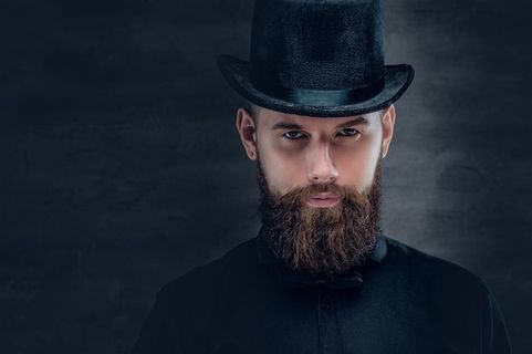 带着复古高帽的男性写真