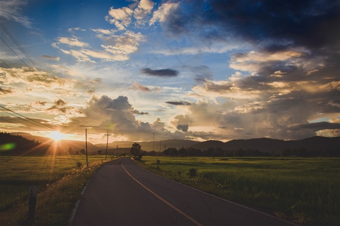 夕阳下的公路