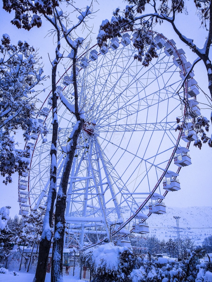 户外摩天轮雪景图片