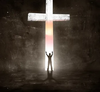 高大的十字架和人