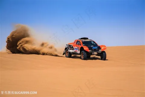 驰骋沙漠的越野车高清风景图片