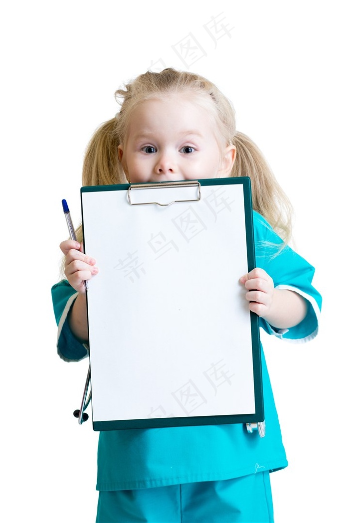 拿着纸的小女孩