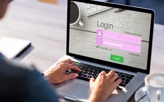 在笔记本电脑上操作登录界面的商务人士高清图片