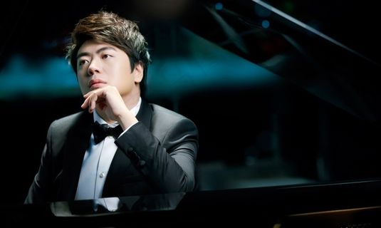 在钢琴前沉思的郎朗