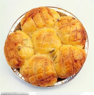 锡箔纸上的蛋糕菠萝包