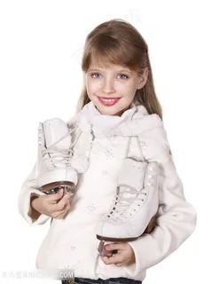 拿着滑雪鞋的孩子高清图片