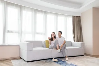 家居男女沙发看电视