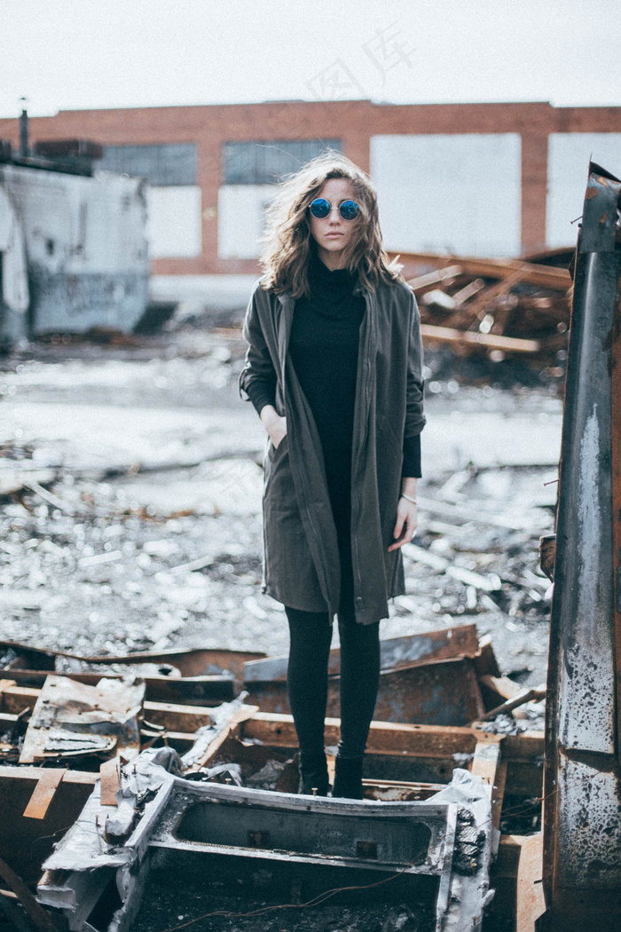 户外单身美女图片