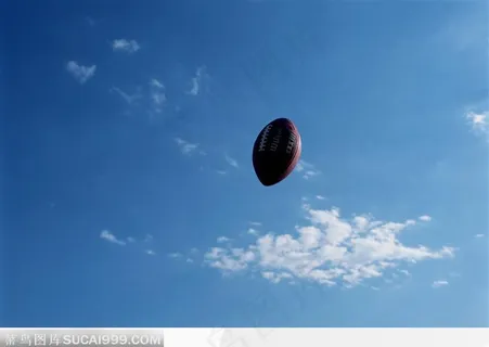 抛在空中的灰色橄榄球 抛在空中的灰色橄榄球