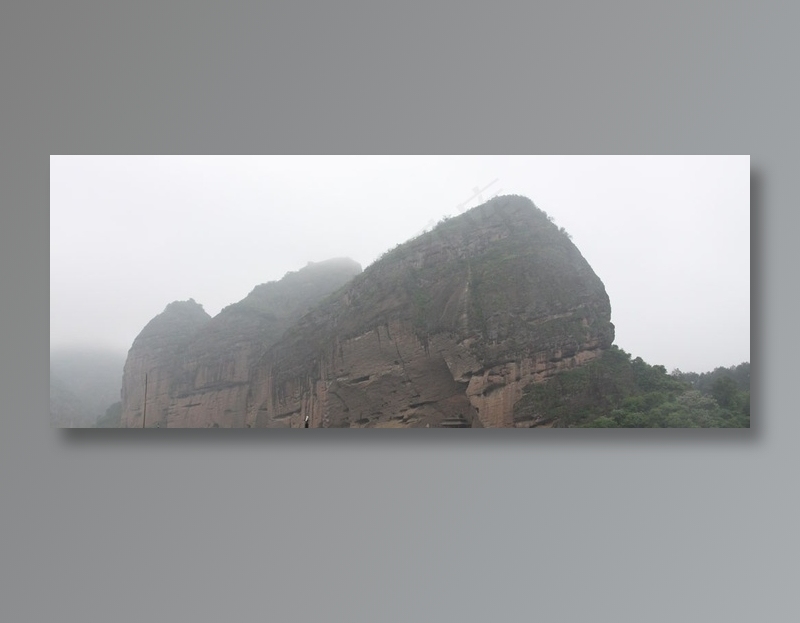 天空下的石峰石壁