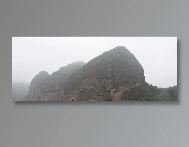 天空下的石峰石壁