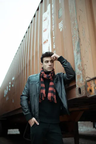 皮衣帅哥写真图片