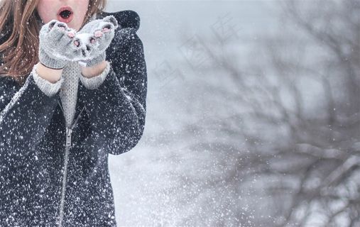 大雪中的美女在玩雪