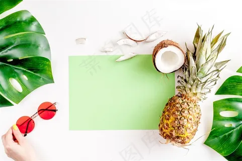 夏季菠萝和椰子椰青顶视图背景 夏季菠萝和椰子椰青顶视图背景