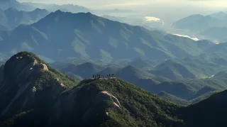 登山群山叠嶂风光摄影图 