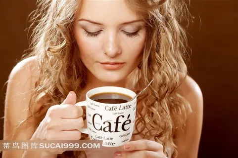 喝咖啡的国外美女